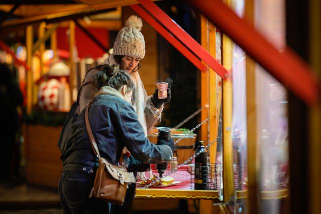(251122) -- WARSAW, Nov. 22, 2025 (Xinhua) -- Visitors are seen at the Old Town Christmas Market in Warsaw, Poland during its opening day on Nov. 21, 2025. (Photo by Jaap Arriens/Xinhua)