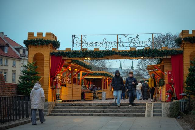 (251122) -- WARSAW, Nov. 22, 2025 (Xinhua) -- Visitors are seen at the Old Town Christmas Market in Warsaw, Poland during its opening day on Nov. 21, 2025. (Photo by Jaap Arriens/Xinhua)