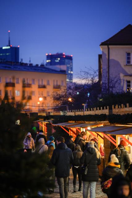 (251122) -- WARSAW, Nov. 22, 2025 (Xinhua) -- Visitors are seen at the Old Town Christmas Market in Warsaw, Poland during its opening day on Nov. 21, 2025. (Photo by Jaap Arriens/Xinhua)