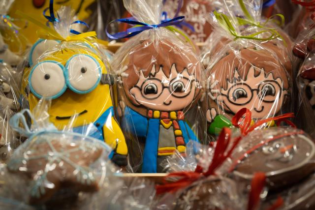 (251122) -- WARSAW, Nov. 22, 2025 (Xinhua) -- Chocolates resembling popular cartoon figures are seen on sale at the Old Town Christmas Market in Warsaw, Poland during its opening day on Nov. 21, 2025. (Photo by Jaap Arriens/Xinhua)