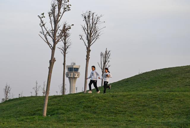 (251122) -- ISTANBUL, Nov. 22, 2025 (Xinhua) -- Children play at the Ataturk Airport National Garden in Istanbul, Türkiye, Nov. 21, 2025. The former site of Istanbul's Ataturk Airport has recently been transformed into Türkiye's largest urban park, the Ataturk Airport National Garden, which has now opened to the public. (Xinhua/Liu Lei)