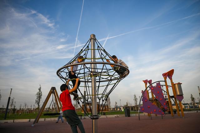 (251122) -- ISTANBUL, Nov. 22, 2025 (Xinhua) -- Children play at the Ataturk Airport National Garden in Istanbul, Türkiye, Nov. 21, 2025. The former site of Istanbul's Ataturk Airport has recently been transformed into Türkiye's largest urban park, the Ataturk Airport National Garden, which has now opened to the public. (Xinhua/Liu Lei)