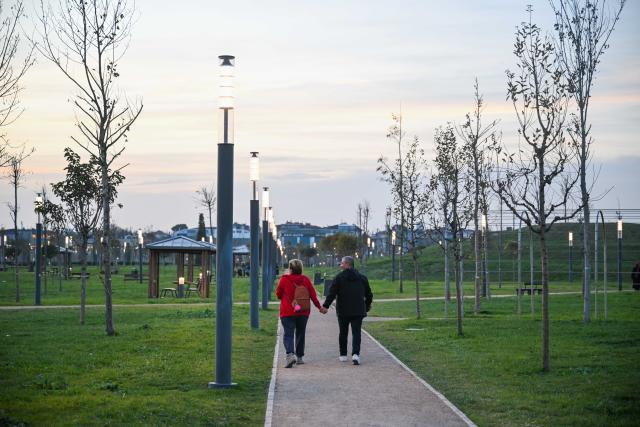 (251122) -- ISTANBUL, Nov. 22, 2025 (Xinhua) -- People stroll at the Ataturk Airport National Garden in Istanbul, Türkiye, Nov. 21, 2025. The former site of Istanbul's Ataturk Airport has recently been transformed into Türkiye's largest urban park, the Ataturk Airport National Garden, which has now opened to the public. (Xinhua/Liu Lei)