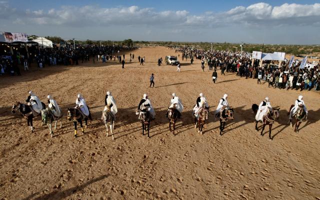 (251122) -- TRIPOLI, Nov. 22, 2025 (Xinhua) -- A drone photo shows riders racing their horses at the Zelten traditional equestrian festival in Zelten, Libya, on Nov. 21, 2025. The festival, held from Nov. 21 to 22, aimed to promote the local traditional equestrian culture. (Photo by Hazem Turkia/Xinhua)