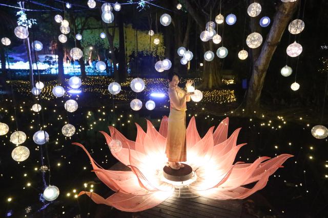 (251122) -- RATCHABURI, Nov. 22, 2025 (Xinhua) -- A woman poses for photo at Nasatta Park in Ratchaburi province, Thailand, Nov 21, 2025. The Nasatta Light Festival 2026: Winter Illumination started on Nov. 21, 2025, and will stay on until May 3, 2026. (Xinhua/Rachen Sageamsak)