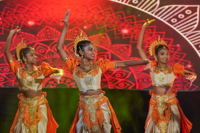 (251122) -- COLOMBO, Nov. 22, 2025 (Xinhua) -- Members of a Sri Lankan team stage a performance during the 2nd Chinese Food Carnival and China-Sri Lanka Cultural Performance in Colombo, Sri Lanka, Nov. 20, 2025. The event was held here from Thursday to Friday, helping enhance cultural links between two countries. 
   During the event, teams from China, Sri Lanka and other countries also presented performances featuring traditional dances, Chinese martial arts and other shows. (Photo by Thilina Kaluthotage/Xinhua)