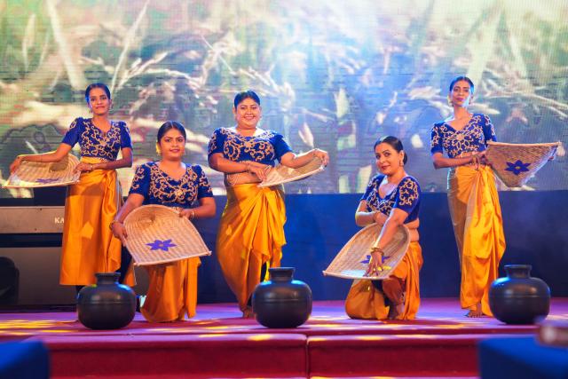 (251122) -- COLOMBO, Nov. 22, 2025 (Xinhua) -- Members of a Sri Lankan team stage a performance during the 2nd Chinese Food Carnival and China-Sri Lanka Cultural Performance in Colombo, Sri Lanka, Nov. 20, 2025. The event was held here from Thursday to Friday, helping enhance cultural links between two countries. 
   During the event, teams from China, Sri Lanka and other countries also presented performances featuring traditional dances, Chinese martial arts and other shows. (Photo by Thilina Kaluthotage/Xinhua)