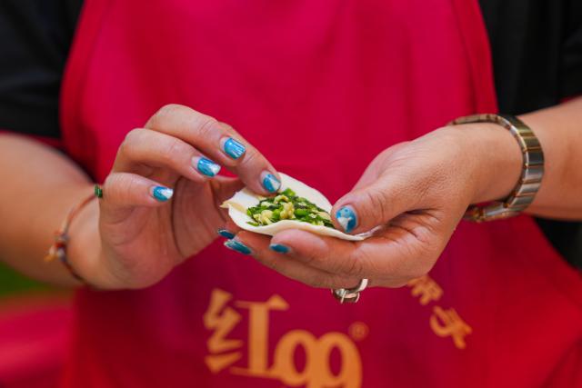(251122) -- COLOMBO, Nov. 22, 2025 (Xinhua) -- A person prepares Chinese food during the 2nd Chinese Food Carnival and China-Sri Lanka Cultural Performance in Colombo, Sri Lanka, Nov. 20, 2025. The event was held here from Thursday to Friday, helping enhance cultural links between two countries. 
   During the event, teams from China, Sri Lanka and other countries also presented performances featuring traditional dances, Chinese martial arts and other shows. (Photo by Thilina Kaluthotage/Xinhua)