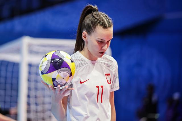 (251122) -- PASIG CITY, Nov. 22, 2025 (Xinhua) -- Wiktoria Pietrzyk of Poland competes during the match between Poland and the Philippines at the FIFA Futsal Women's World Cup 2025 in Pasig City, the Philippines, Nov. 21, 2025. (Xinhua/Rouelle Umali)
