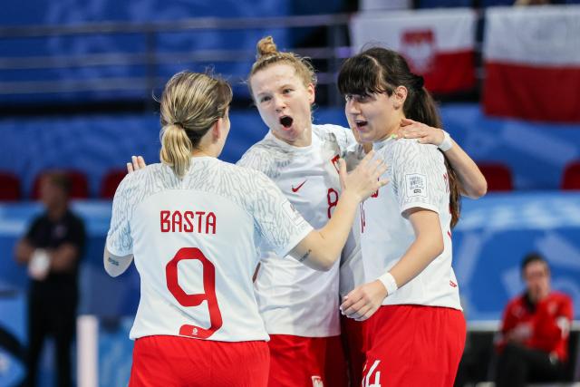 (251122) -- PASIG CITY, Nov. 22, 2025 (Xinhua) -- Players of Poalnd celebrate after scoring a goal during the match between Poland and the Philippines at the FIFA Futsal Women's World Cup 2025 in Pasig City, the Philippines, Nov. 21, 2025. (Xinhua/Rouelle Umali)