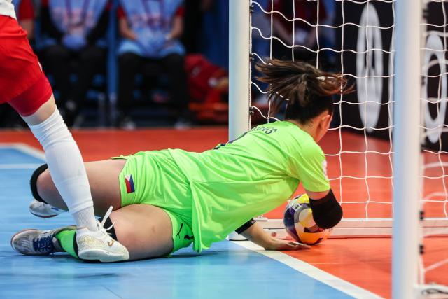 (251122) -- PASIG CITY, Nov. 22, 2025 (Xinhua) -- Goalkeeper Samantha Hughes of the Philippines fails to save the ball during the match between Poland and the Philippines at the FIFA Futsal Women's World Cup 2025 in Pasig City, the Philippines, Nov. 21, 2025. (Xinhua/Rouelle Umali)