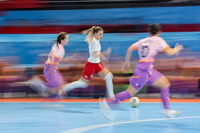 (251122) -- PASIG CITY, Nov. 22, 2025 (Xinhua) -- Aga Bala (C) of Poland breaks through during the match between Poland and the Philippines at the FIFA Futsal Women's World Cup 2025 in Pasig City, the Philippines, Nov. 21, 2025. (Xinhua/Rouelle Umali)