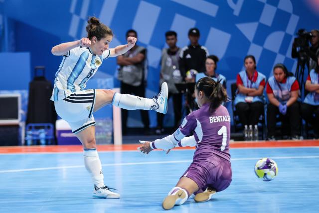 (251122) -- PASIG CITY, Nov. 22, 2025 (Xinhua) -- Melina Quevedo (L) of Argentina shoots against Kawtar Bentaleb of Morocco during the match between Argentina and Morocco at the FIFA Futsal Women's World Cup 2025 in Pasig City, the Philippines, Nov. 21, 2025. (Xinhua/Rouelle Umali)