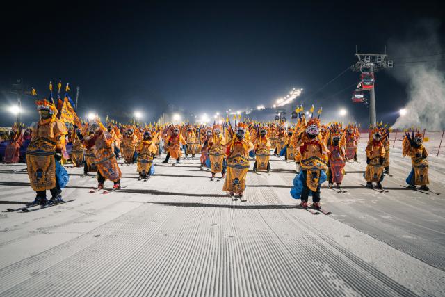 (251122) -- JILIN, Nov. 22, 2025 (Xinhua) -- Skiers dressed up in Peking Opera costumes perform a themed skiing show at the Lake Songhua Resort of Jilin City, northeast China's Jilin Province on Nov. 21, 2025. More than 260 skiers dressed up in Peking Opera costumes ski 1000m together to celebrate the new ski season. (Xinhua/Xu Chang)
