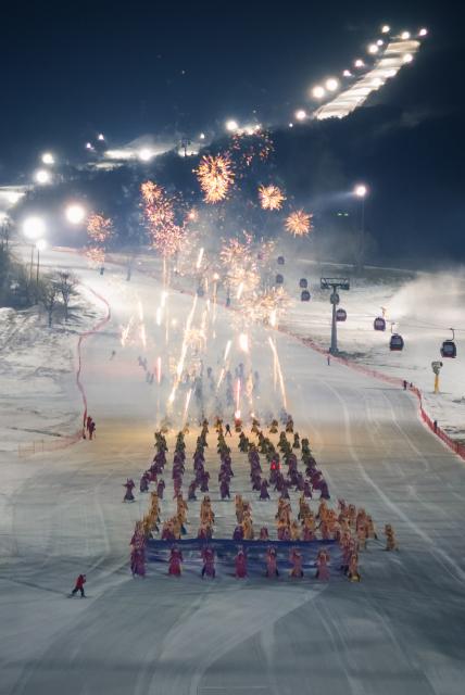 (251122) -- JILIN, Nov. 22, 2025 (Xinhua) -- Skiers dressed up in Peking Opera costumes perform a themed skiing show at the Lake Songhua Resort of Jilin City, northeast China's Jilin Province on Nov. 21, 2025. More than 260 skiers dressed up in Peking Opera costumes ski 1000m together to celebrate the new ski season. (Xinhua/Xu Chang)
