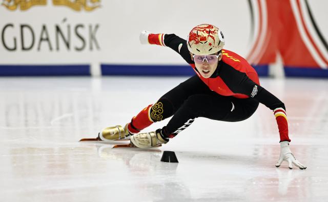 (251122) -- GDANSK, Nov. 22, 2025 (Xinhua) -- Fan Kexin of China competes during the women's 500m rep.quarterfinal at the ISU Short Track World Tour #3 speed skating event in Gdansk, Poland, Nov. 21, 2025. (Xinhua/Gao Jing)