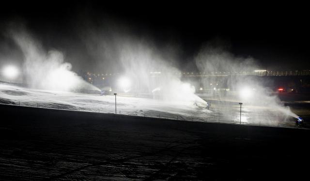(251122) -- YINCHUAN, Nov. 22, 2025 (Xinhua) -- A drone photo taken on Nov. 21, 2025 shows staff members making artificial snow at Yuehai ski resort in Yinchuan, northwest China's Ningxia Hui Autonomous Region. As the nighttime temperature continuously drops in Yinchuan, ski resorts in the city are busy shaping snow trails, debugging equipment, and making artificial snow, in preparation for the upcoming season of ice and snow tourism.
   Yinchuan will launch a number of ice and snow-themed activities this year, aiming to fully activate the wintertime cultural and tourism consumption. (Xinhua/Yang Zhisen)
