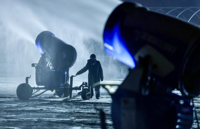 (251122) -- YINCHUAN, Nov. 22, 2025 (Xinhua) -- A staff member makes artificial snow at Yuehai ski resort in Yinchuan City, northwest China's Ningxia Hui Autonomous Region, Nov. 21, 2025. As the nighttime temperature continuously drops in Yinchuan, ski resorts in the city are busy shaping snow trails, debugging equipment, and making artificial snow, in preparation for the upcoming season of ice and snow tourism.
   Yinchuan will launch a number of ice and snow-themed activities this year, aiming to fully activate the wintertime cultural and tourism consumption. (Xinhua/Yang Zhisen)