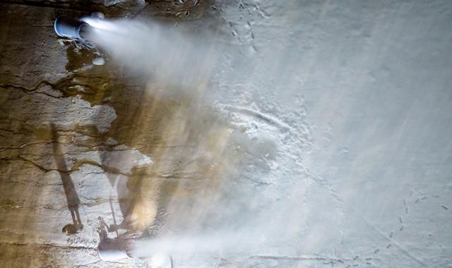 (251122) -- YINCHUAN, Nov. 22, 2025 (Xinhua) -- A drone photo taken on Nov. 22, 2025 shows staff members making artificial snow at Yuehai ski resort in Yinchuan, northwest China's Ningxia Hui Autonomous Region. As the nighttime temperature continuously drops in Yinchuan, ski resorts in the city are busy shaping snow trails, debugging equipment, and making artificial snow, in preparation for the upcoming season of ice and snow tourism.
   Yinchuan will launch a number of ice and snow-themed activities this year, aiming to fully activate the wintertime cultural and tourism consumption. (Xinhua/Yang Zhisen)