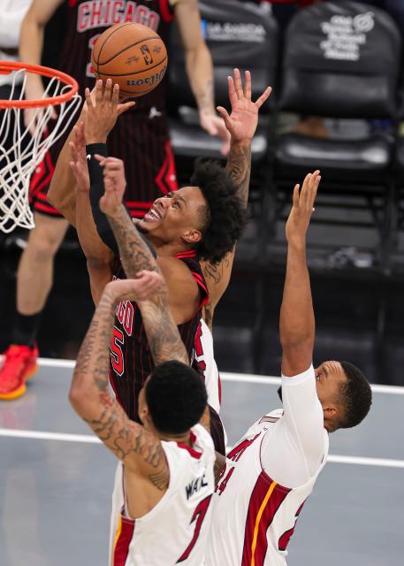 (251122) -- CHICAGO, Nov. 22, 2025 (Xinhua) -- Isaac Okoro (top) of Chicago Bulls goes to the basket during the 2025-2026 NBA Cup group match between Chicago Bulls and Miami Heat in Chicago, the United States, on Nov. 21, 2025. (Photo by Joel Lerner/Xinhua)