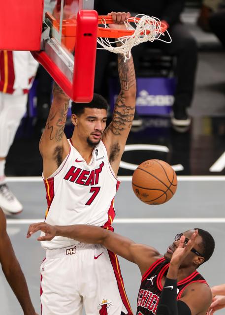 (251122) -- CHICAGO, Nov. 22, 2025 (Xinhua) -- Kel'El Ware (top) of Miami Heat dunks the ball during the 2025-2026 NBA Cup group match between Chicago Bulls and Miami Heat in Chicago, the United States, on Nov. 21, 2025. (Photo by Joel Lerner/Xinhua)