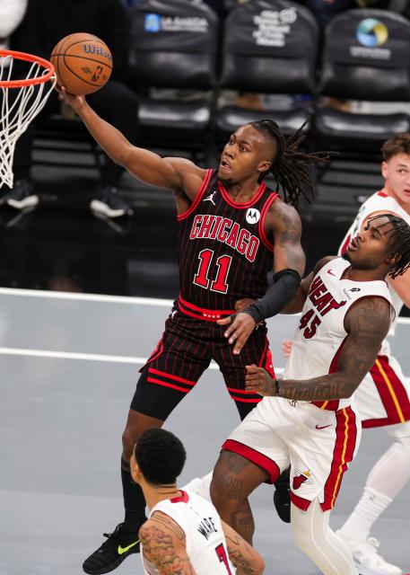 (251122) -- CHICAGO, Nov. 22, 2025 (Xinhua) -- Ayo Dosunmu (L) of Chicago Bulls drives to the basket during the 2025-2026 NBA Cup group match between Chicago Bulls and Miami Heat in Chicago, the United States, on Nov. 21, 2025. (Photo by Joel Lerner/Xinhua)