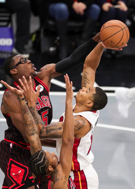 (251122) -- CHICAGO, Nov. 22, 2025 (Xinhua) -- Jalen Smith (L) of Chicago Bulls blocks the shot of Kel'El Ware of Miami Heat during the 2025-2026 NBA Cup group match between Chicago Bulls and Miami Heat in Chicago, the United States, on Nov. 21, 2025. (Photo by Joel Lerner/Xinhua)