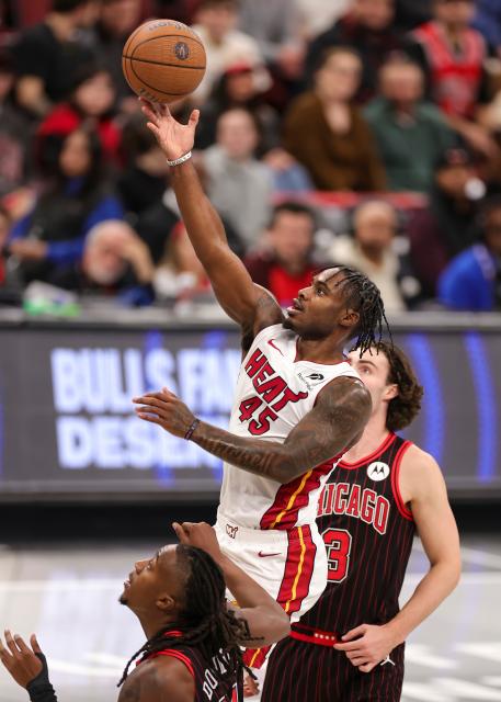 (251122) -- CHICAGO, Nov. 22, 2025 (Xinhua) -- Davion Mitchell (top) of Miami Heat drives to the basket during the 2025-2026 NBA Cup group match between Chicago Bulls and Miami Heat in Chicago, the United States, on Nov. 21, 2025. (Photo by Joel Lerner/Xinhua)