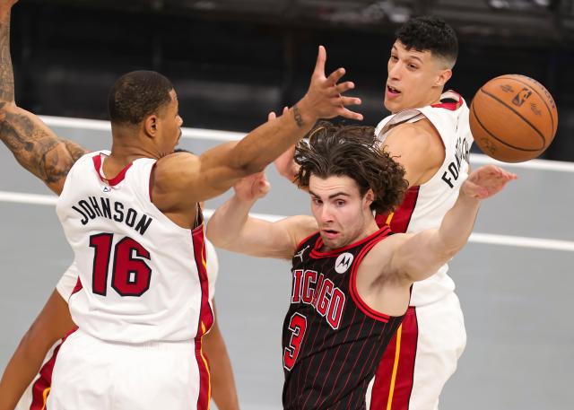 (251122) -- CHICAGO, Nov. 22, 2025 (Xinhua) -- Josh Giddey (C) of Chicago Bulls passes the ball during the 2025-2026 NBA Cup group match between Chicago Bulls and Miami Heat in Chicago, the United States, on Nov. 21, 2025. (Photo by Joel Lerner/Xinhua)