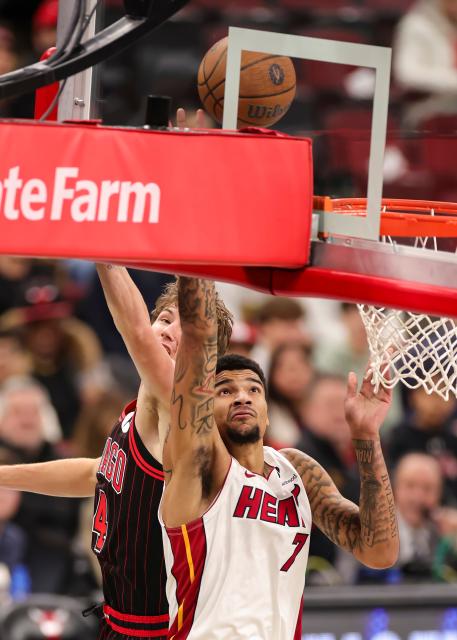 (251122) -- CHICAGO, Nov. 22, 2025 (Xinhua) -- Kel'El Ware (R) of Miami Heat drives to the basket during the 2025-2026 NBA Cup group match between Chicago Bulls and Miami Heat in Chicago, the United States, on Nov. 21, 2025. (Photo by Joel Lerner/Xinhua)