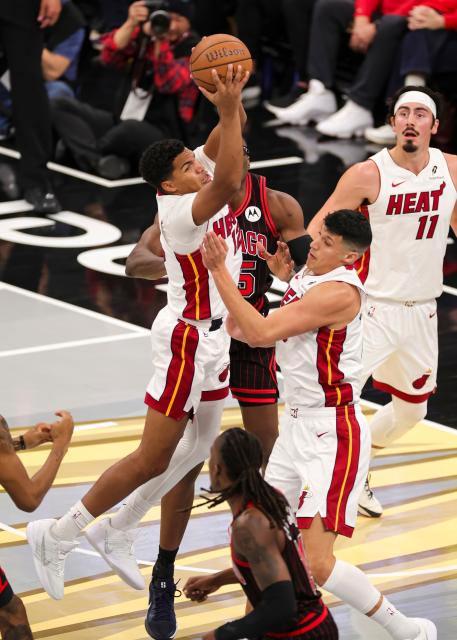 (251122) -- CHICAGO, Nov. 22, 2025 (Xinhua) -- Dru Smith (L) of Miami Heat grabs a rebound during the 2025-2026 NBA Cup group match between Chicago Bulls and Miami Heat in Chicago, the United States, on Nov. 21, 2025. (Photo by Joel Lerner/Xinhua)