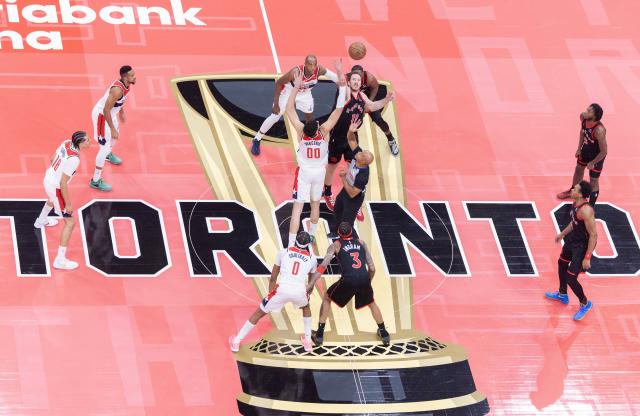 (251122) -- TORONTO, Nov. 22, 2025 (Xinhua) -- Jakob Poeltl (top, C) of Toronto Raptors jumps the ball with Tristan Vukcevic of Washington Wizards during the 2025-2026 NBA Cup group match between Toronto Raptors and Washington Wizards in Toronto, Canada, Nov. 21, 2025. (Photo by Zou Zheng/Xinhua)