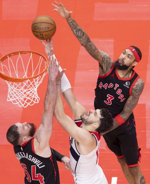 (251122) -- TORONTO, Nov. 22, 2025 (Xinhua) -- Tristan Vukcevic (C) of Washington Wizards goes up for a layup during the 2025-2026 NBA Cup group match between Toronto Raptors and Washington Wizards in Toronto, Canada, Nov. 21, 2025. (Photo by Zou Zheng/Xinhua)