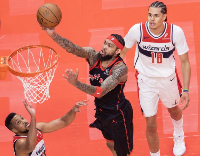 (251122) -- TORONTO, Nov. 22, 2025 (Xinhua) -- Brandon Ingram (C) of Toronto Raptors goes up for a layup during the 2025-2026 NBA Cup group match between Toronto Raptors and Washington Wizards in Toronto, Canada, Nov. 21, 2025. (Photo by Zou Zheng/Xinhua)