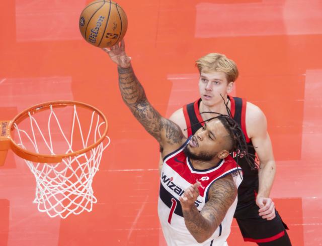 (251122) -- TORONTO, Nov. 22, 2025 (Xinhua) -- Cam Whitmore (front) of Washington Wizards goes up for a layup during the 2025-2026 NBA Cup group match between Toronto Raptors and Washington Wizards in Toronto, Canada, Nov. 21, 2025. (Photo by Zou Zheng/Xinhua)