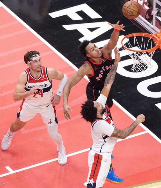 (251122) -- TORONTO, Nov. 22, 2025 (Xinhua) -- Scottie Barnes (C) of Toronto Raptors goes up for a layup during the 2025-2026 NBA Cup group match between Toronto Raptors and Washington Wizards in Toronto, Canada, Nov. 21, 2025. (Photo by Zou Zheng/Xinhua)