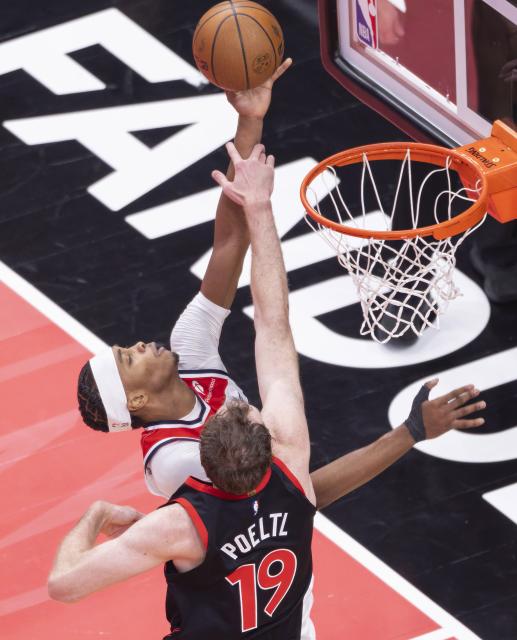 (251122) -- TORONTO, Nov. 22, 2025 (Xinhua) -- Bilal Coulibaly (back) of Washington Wizards goes up for a layup during the 2025-2026 NBA Cup group match between Toronto Raptors and Washington Wizards in Toronto, Canada, Nov. 21, 2025. (Photo by Zou Zheng/Xinhua)