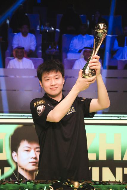 (251122) -- RIYADH, Nov. 22, 2025 (Xinhua) -- Zhao Xintong of China poses with the trophy during the awarding ceremony after defeating Neil Robertson of Australia in Riyadh Season Snooker 167 Championship in Riyadh, Saudi Arabia, Nov. 22, 2025. (Xinhua/Wang Haizhou)