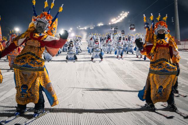 (251122) -- JILIN, Nov. 22, 2025 (Xinhua) -- Skiers dressed up in Peking Opera costumes perform a themed skiing show at the Lake Songhua Resort of Jilin City, northeast China's Jilin Province on Nov. 21, 2025. More than 260 skiers dressed up in Peking Opera costumes ski 1000m together to celebrate the new ski season. (Xinhua/Xu Chang)