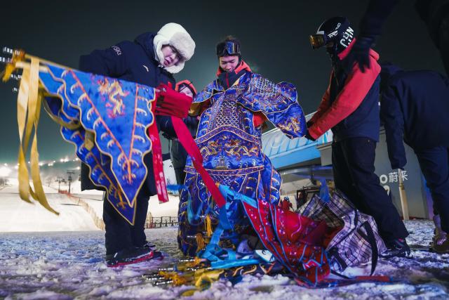(251122) -- JILIN, Nov. 22, 2025 (Xinhua) -- A skier put on Peking Opera costumes before a themed skiing show at the Lake Songhua Resort of Jilin City, northeast China's Jilin Province on Nov. 21, 2025. More than 260 skiers dressed up in Peking Opera costumes ski 1000m together to celebrate the new ski season. (Xinhua/Xu Chang)