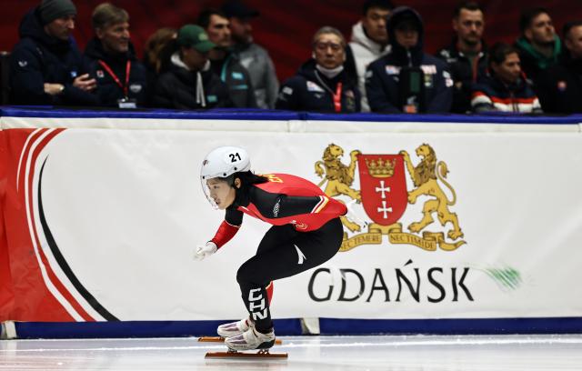 (251122) -- GDANSK, Nov. 22, 2025 (Xinhua) -- Zhang Chutong of China competes during the women's 500m rep.quarterfinal at the ISU Short Track World Tour #3 speed skating event in Gdansk, Poland, Nov. 21, 2025. (Xinhua/Gao Jing)