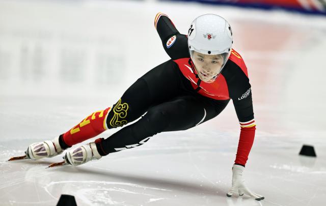 (251122) -- GDANSK, Nov. 22, 2025 (Xinhua) -- Zhang Chutong of China competes during the women's 500m rep.quarterfinal at the ISU Short Track World Tour #3 speed skating event in Gdansk, Poland, Nov. 21, 2025. (Xinhua/Gao Jing)