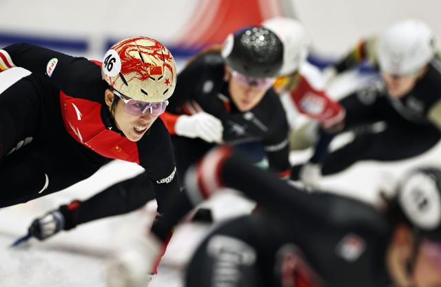 (251122) -- GDANSK, Nov. 22, 2025 (Xinhua) -- Fan Kexin of China competes during the women's 500m rep.quarterfinal at the ISU Short Track World Tour #3 speed skating event in Gdansk, Poland, Nov. 21, 2025. (Xinhua/Gao Jing)