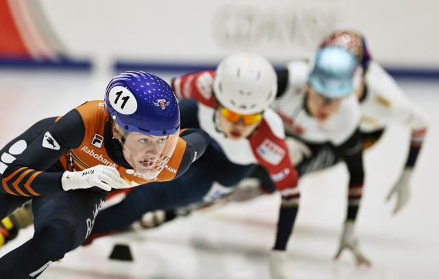 (251122) -- GDANSK, Nov. 22, 2025 (Xinhua) -- Michelle Velzeboer (L) of the Netherlands competes during the mixed team relay semifinal at the ISU Short Track World Tour #3 speed skating event in Gdansk, Poland, Nov. 21, 2025. (Xinhua/Gao Jing)