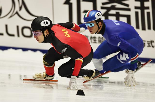 (251122) -- GDANSK, Nov. 22, 2025 (Xinhua) -- Liu Shaoang (L) of China competes during the mixed team relay semifinal at the ISU Short Track World Tour #3 speed skating event in Gdansk, Poland, Nov. 21, 2025. (Xinhua/Gao Jing)