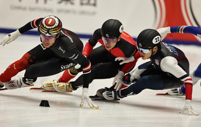 (251122) -- GDANSK, Nov. 22, 2025 (Xinhua) -- Liu Shaoang (C) of China competes during the mixed team relay semifinal at the ISU Short Track World Tour #3 speed skating event in Gdansk, Poland, Nov. 21, 2025. (Xinhua/Gao Jing)