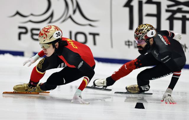 (251122) -- GDANSK, Nov. 22, 2025 (Xinhua) -- Lin Xiaojun (L) of China competes during the mixed team relay semifinal at the ISU Short Track World Tour #3 speed skating event in Gdansk, Poland, Nov. 21, 2025. (Xinhua/Gao Jing)