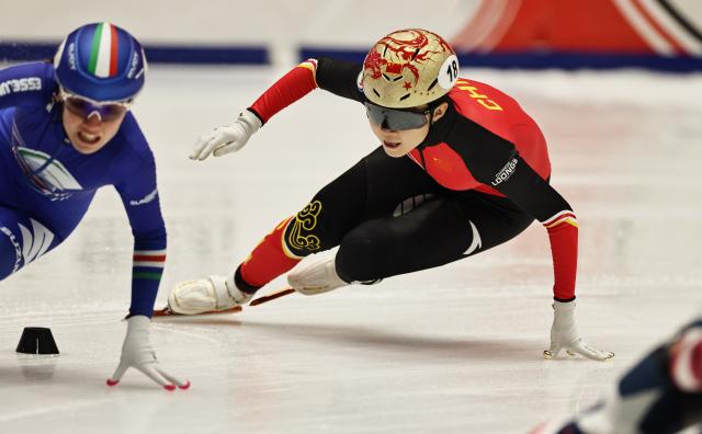 (251122) -- GDANSK, Nov. 22, 2025 (Xinhua) -- Gong Li (R) of China competes during the mixed team relay semifinal at the ISU Short Track World Tour #3 speed skating event in Gdansk, Poland, Nov. 21, 2025. (Xinhua/Gao Jing)