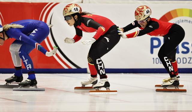 (251122) -- GDANSK, Nov. 22, 2025 (Xinhua) -- Fan Kexin (R) of and Gong Li (C) of China compete during the mixed team relay semifinal at the ISU Short Track World Tour #3 speed skating event in Gdansk, Poland, Nov. 21, 2025. (Xinhua/Gao Jing)