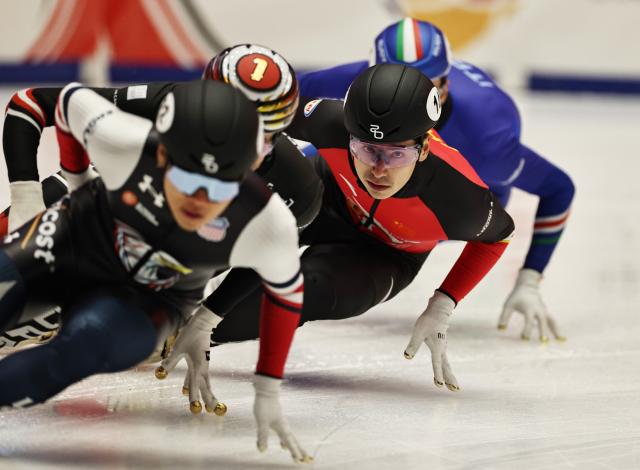 (251122) -- GDANSK, Nov. 22, 2025 (Xinhua) -- Liu Shaoang (2nd R) of China competes during the mixed team relay semifinal at the ISU Short Track World Tour #3 speed skating event in Gdansk, Poland, Nov. 21, 2025. (Xinhua/Gao Jing)